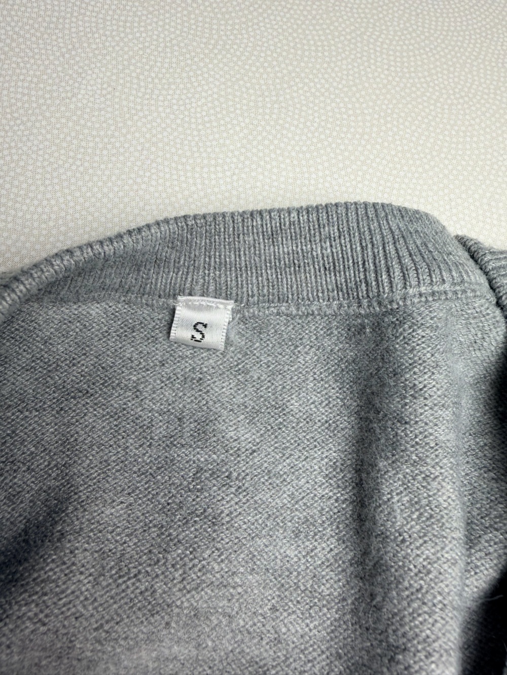 Women’s Gray V Neck Sweater Size S Lightweight Knit Pullover Classic Basic - Picture 7 of 10